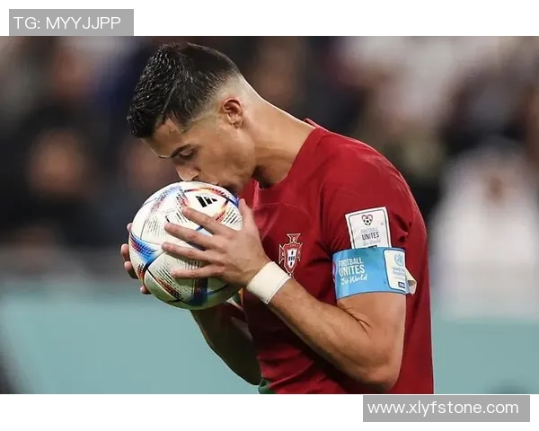 足球明星们在赛场上的帅气瞬间与精彩表现的完美结合